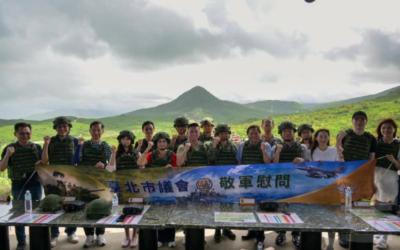 臺北市議會議長戴錫欽2日率敬軍團慰問官兵。（軍友社提供）