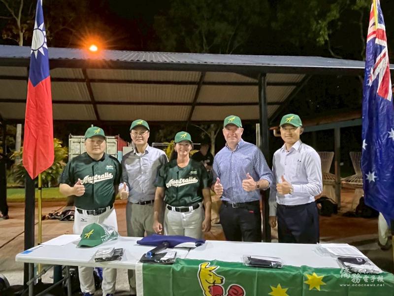 （由左至右）臺澳棒球交流推廣專員Rickey Lo、駐布里斯本辦事處處長范厚祿、澳洲昆士蘭南方之星俱樂部秘書長Karen Gallpen、澳洲昆士蘭州議員暨友臺小組聯合主席James Martin、昆士蘭臺灣中心主任許俊湧