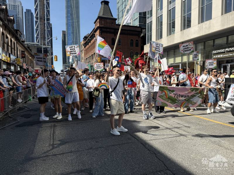 超過120位參與者手持臺灣、加拿大國旗及彩虹旗，在熱情洋溢的音樂中沿著遊行路線前進，吸引大批民眾熱烈鼓掌歡呼