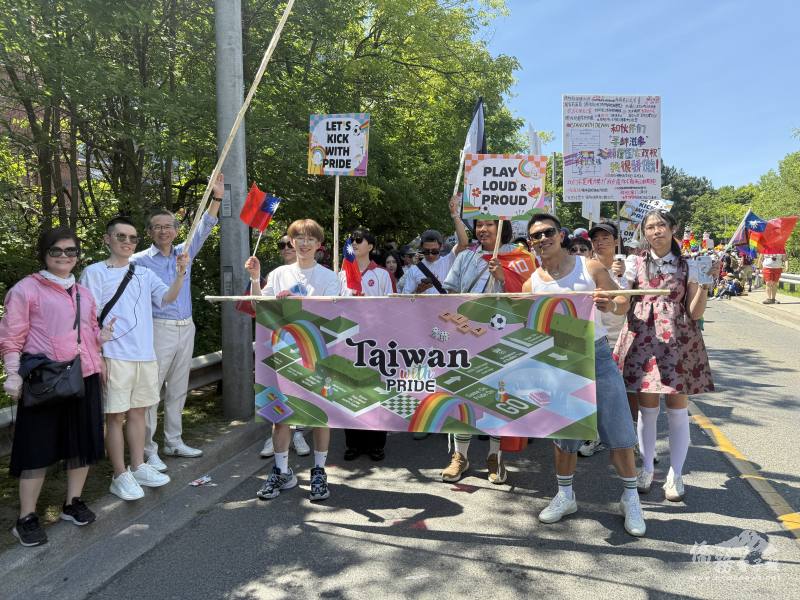 梁毅鵬偕同多倫多文教中心副主任許彩鳳全程陪同遊行隊伍，為所有參加者加油打氣