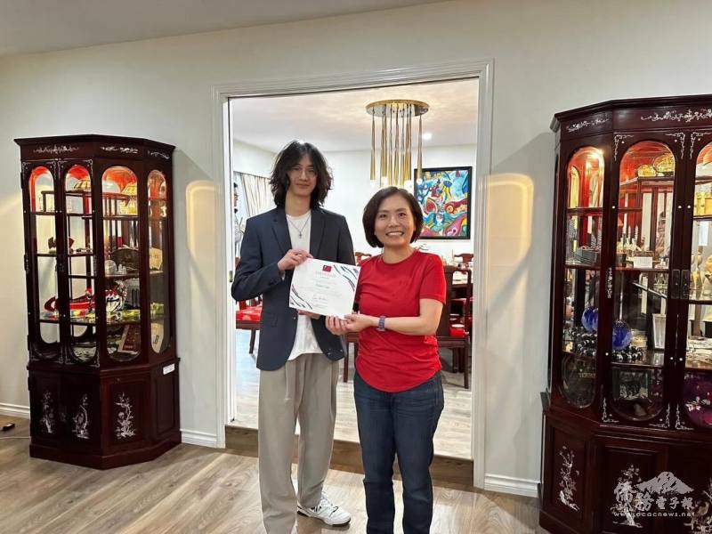 參與臺灣日活動志工服務，獲頒志工服務證書