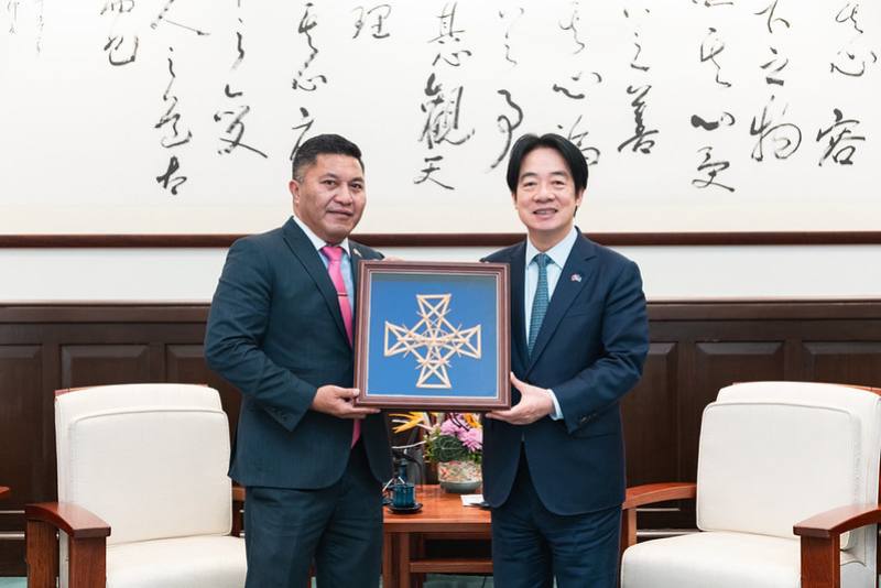 總統與訪賓互贈禮品