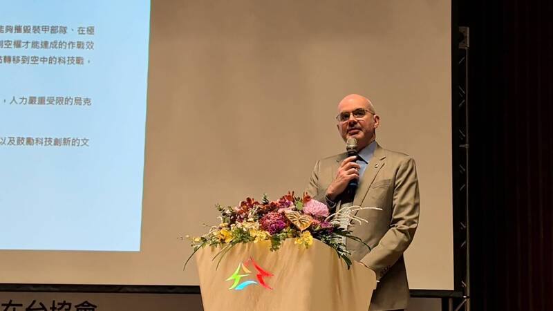 American Institute in Taiwan Director Raymond Greene speaks at a drone industry forum in Taichung on Thursday.