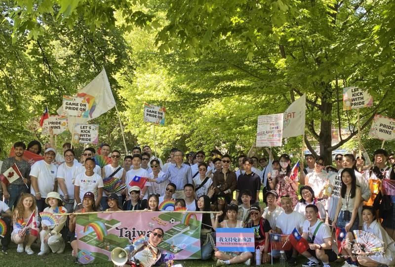 駐多倫多辦事處處長梁毅鵬至2026多倫多同志大遊行現場支持臺灣隊