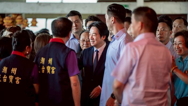 總統出席指南宮「孚佑帝君成道1146週年三獻大典」，與民眾熱情互動