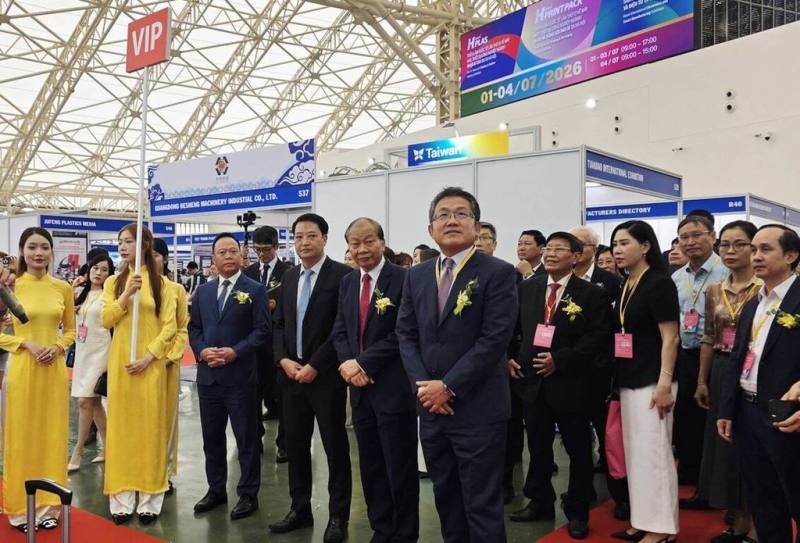 劉世忠代表參訪台灣企業展區，瞭解台商參展情形，並與越南政府官員、工商團體及企業代表針對智慧製造、供應鏈合作、數位轉型及投資商機等議題進行交流、推進合作。（駐越南台北經濟文化辦事處提供）