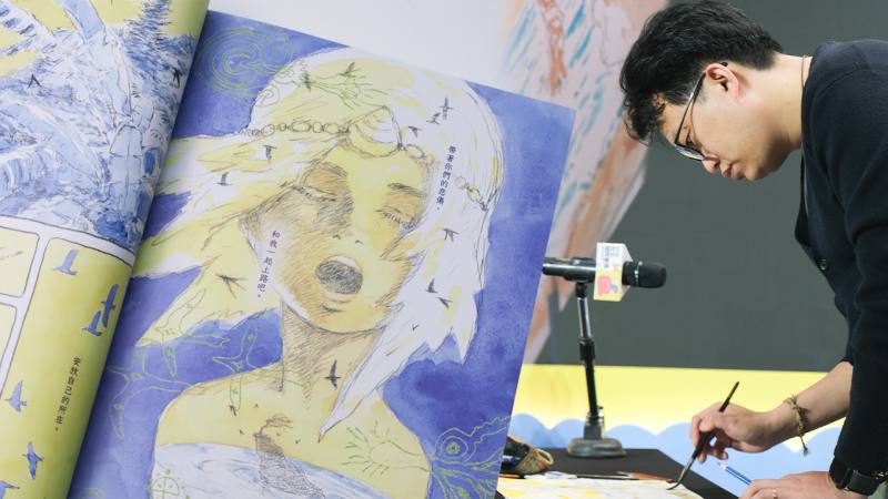 《蜉蝣之島》繪者葉長青在新書發表會現場作圖