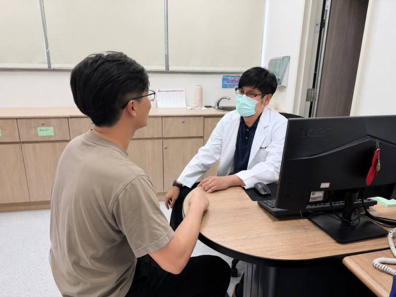 職場霸凌防治新制上路，光田綜合醫院身心科醫師楊孟凡（右）1日提醒，上班族應學會適度「耍廢」，唯有先溫柔地接住自己，才能在職場中走得穩健。（光田醫院提供）