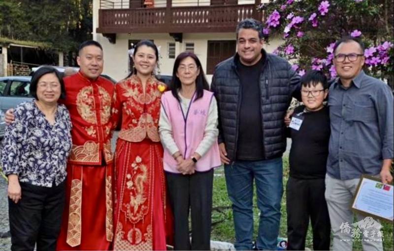 巴西至善語言學校校長趙士縈（中）、波蘇斯-迪卡爾達斯市長Paulo Ney de Castro Júnior（右三）、弗洛雷斯塔飯店總經理 Sra Sharon Tan Zhang （左一）合影