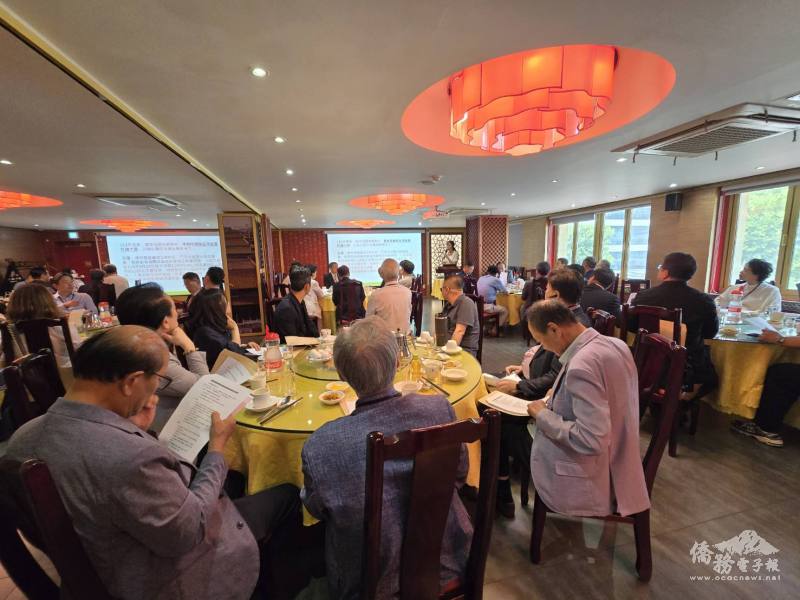 全體與會人員聚焦討論僑務委員會議提案