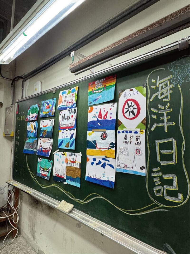 海洋生物博物館前進蘭嶼辦理共學營，在藝術創作課中，帶領孩子將蘭嶼元素融入創作，畫下達悟族拼板舟、魚群、海岸與孩子熟悉的海洋生活。（海洋生物博物館提供）