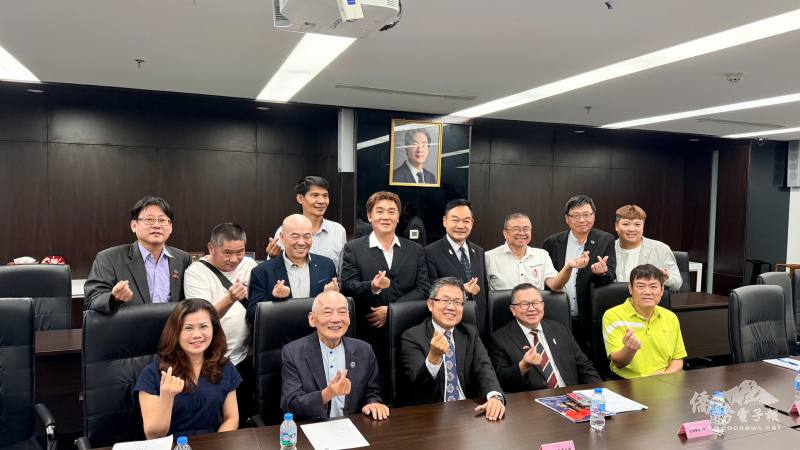 全體與會人員合影。