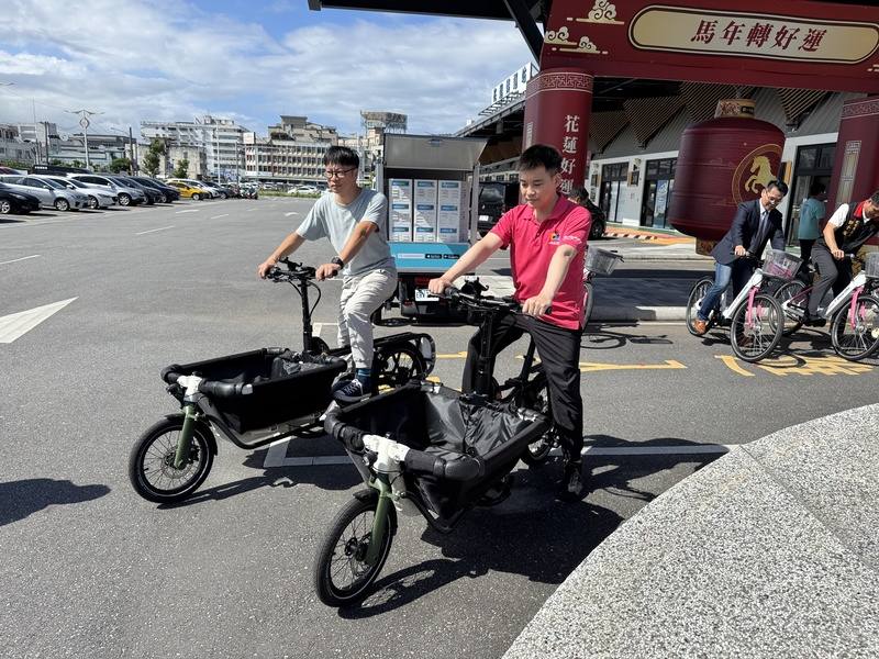 花蓮轉運站營運4週年，花蓮縣政府攜手民間進一步推出「空手觀光2.0」，引進載物電輔車，讓到訪花蓮遊客攜帶行李旅遊更輕鬆，且為免費租借。