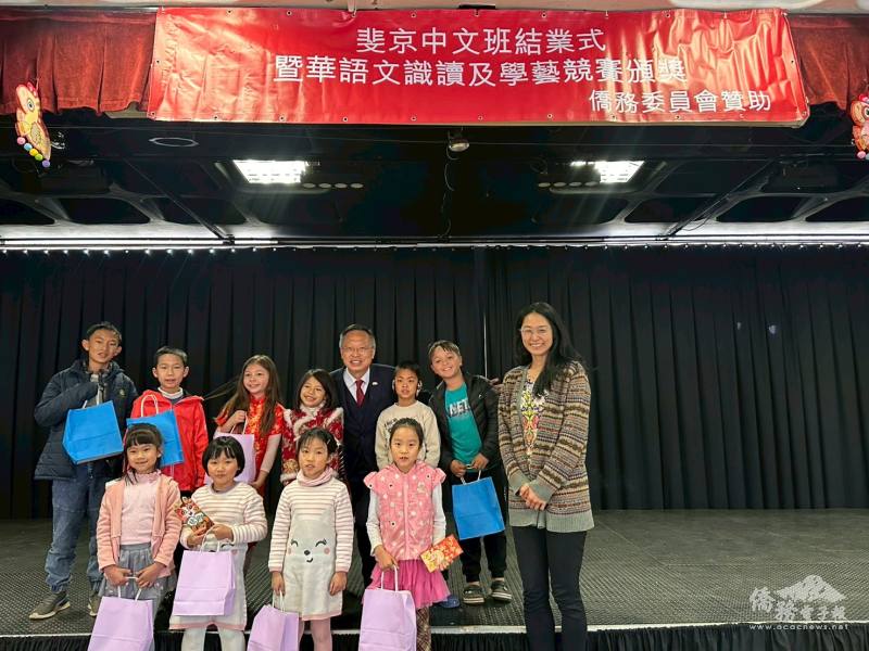 駐南非代表處大使廖文哲代表頒發一年級競賽得獎學生獎金及禮品
