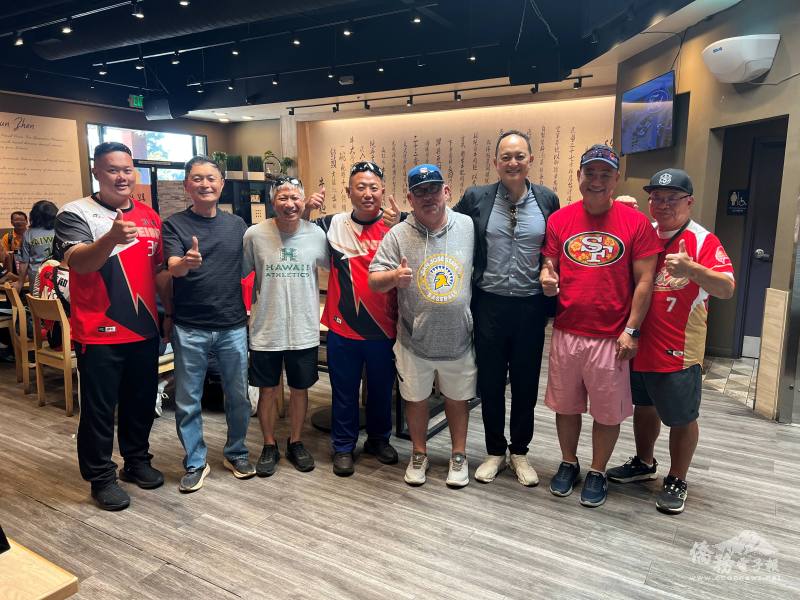 臺中市北勢國中棒球隊幹部與北美臺灣一級棒聯盟成員合影。