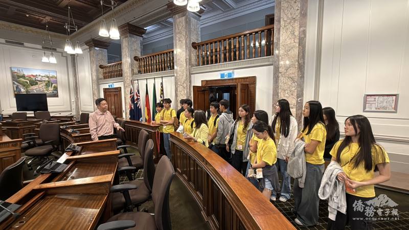 布里斯本市議會副議長Steven Huang介紹議會廳與議事運作