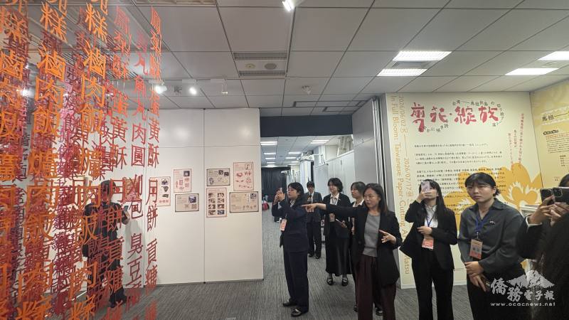 學員們參觀「剪花・綻放—臺灣剪紙藝術在馬祖」展覽