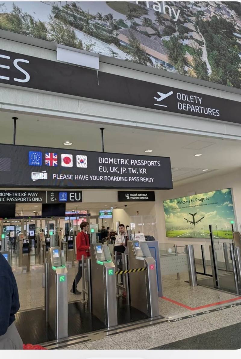 捷克自5月開放台灣、英國、日本與韓國旅客使用離境自動通關系統，當時布拉格哈維爾機場在離境看板上，將中華民國國旗與其他國家並列展示。然而，有台灣旅客2日反映，看板上代表台灣的國旗不見了。（台灣旅客提供）