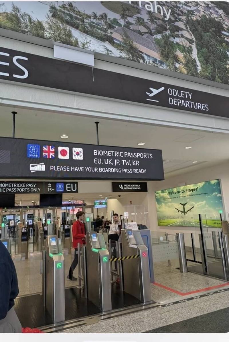 The Republic of China's (Taiwan) flag is noticeably absent from the eGate display at the Václav Havel Airport in Prague in this photo taken on July 2. Photo courtesy of a Taiwanese traveler
