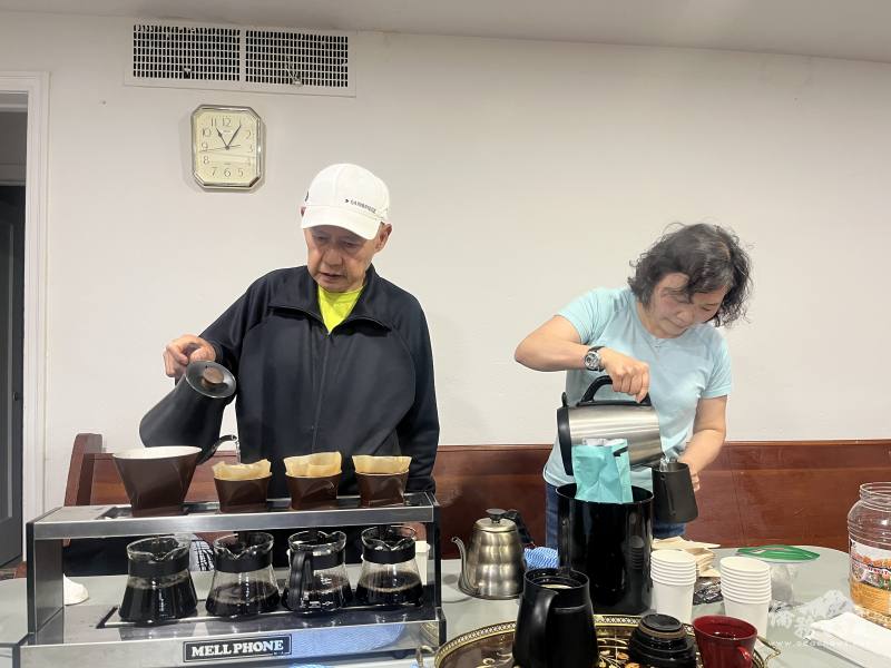 儷舍咖啡創辦人許明忠及柯秀英示範咖啡沖煮技巧