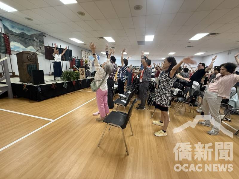 老師謝琇珠帶領民眾隨著〈瀟灑走一回〉音樂體驗手指氣功舞，吸引現場民眾熱情參與，充分展現臺灣文化的活力與魅力