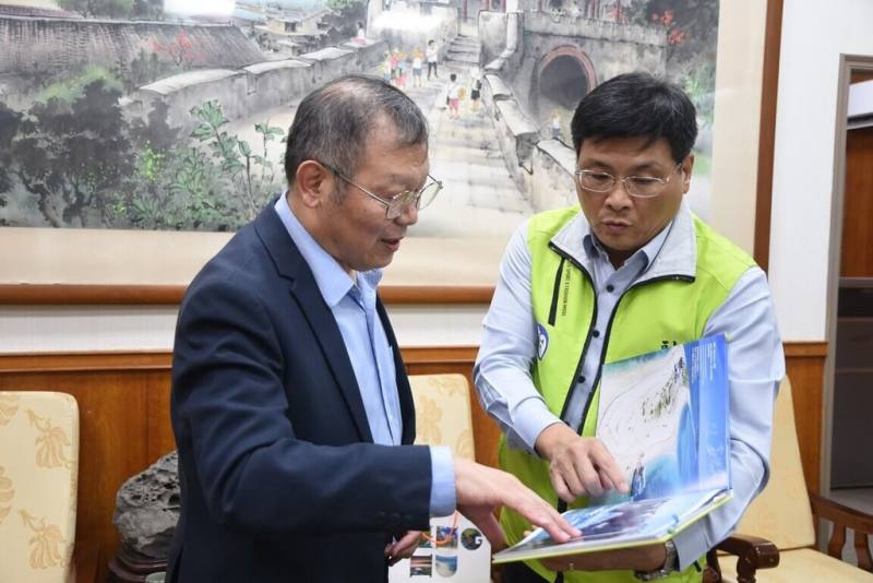 陽明交通大學校長林奇宏（左）等人3日拜會澎湖縣政府，副縣長林皆興（右）出面接待，雙方就AI技術導入縣政、無人載具於離島醫療、交通應用，以及智慧科技產業園區的產學招商合作等議題深入探討。（澎湖縣政府提供）