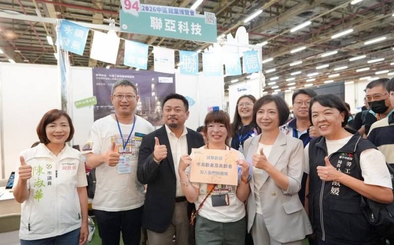 勞動部勞動力發展署中彰投分署4日在台中世貿中心舉辦「2026中區就業博覽會」，勞動部長洪申翰（前左3）、民進黨台中市長參選人何欣純（前右2）等人出席。（何欣純辦公室提供）