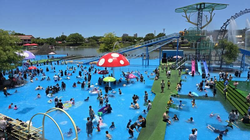 2026宜蘭國際童玩藝術節4日起在冬山河親水公園熱鬧登場，園區內打造4層樓高的滑水道等戲水設施，讓大小遊客走入綠意環抱的沁涼森林中同歡