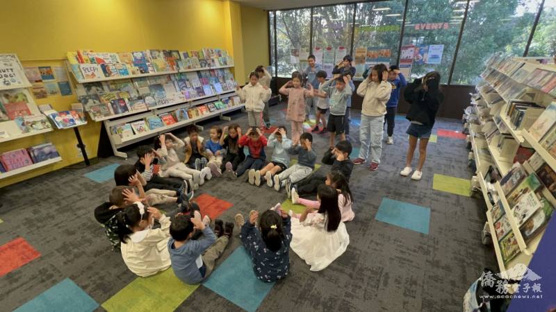 紐西蘭啟源教育中心學生於社區圖書館展現學習成果，活潑的表演吸引眾多的人群觀賞