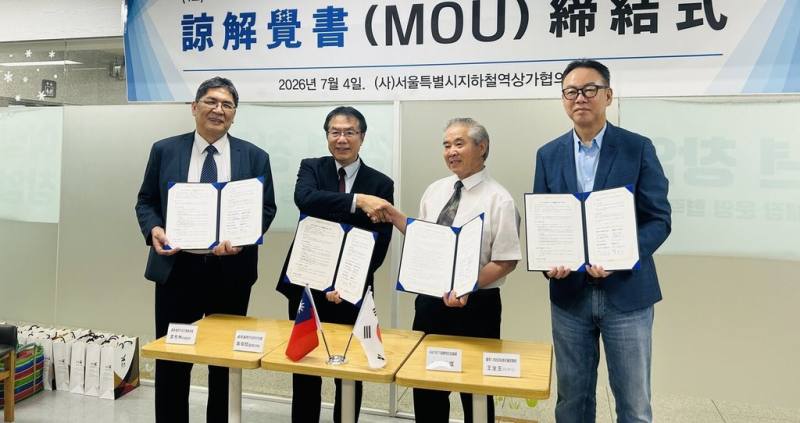 在台南市長黃偉哲（左2）見證下，台南市農業局、韓國首爾地下街商家團體及台灣入境旅遊協會4日正式簽署合作備忘錄，要讓台南故事走進首爾。（台南市政府提供）