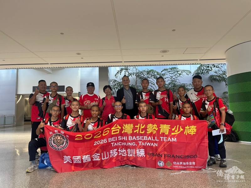 北美臺灣一級棒聯盟共同創辦人陳文澤(後排左四)歡迎臺中市的北勢國中棒球隊。 (北美臺灣一級棒聯盟提供)