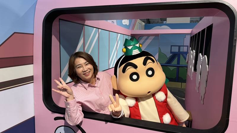 2026屏東夏日狂歡祭4日將正式登場，3日舉辦開幕記者會，活動亮點之一的蠟筆小新互動體驗展融入在地意象，屏東縣長周春米（左）歡迎全國親子到屏東創造快樂記憶