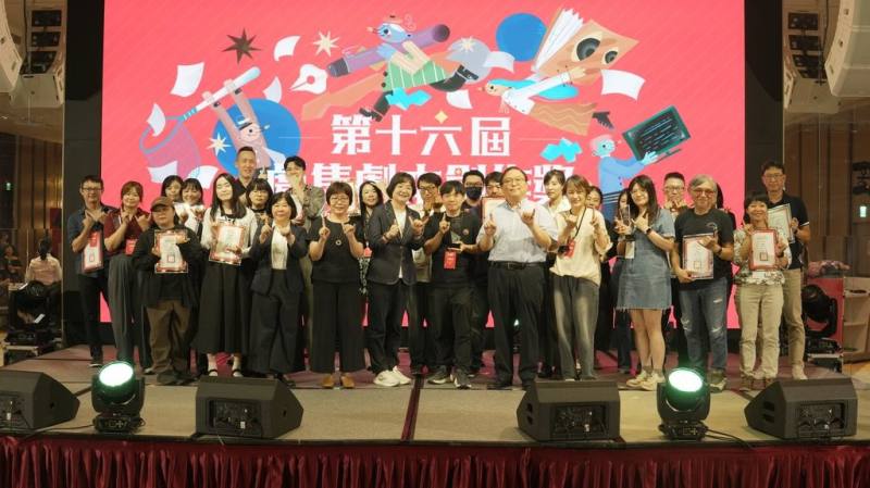 第16屆「劇集劇本創作獎」3日在台北熱鬧舉辦頒獎典禮，入圍者、得獎者與頒獎來賓等人一同合影留念。（文化部提供）