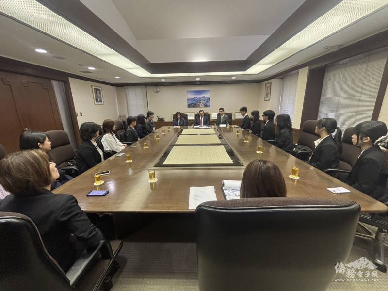 搭僑學員於駐日本代表處交流情形
