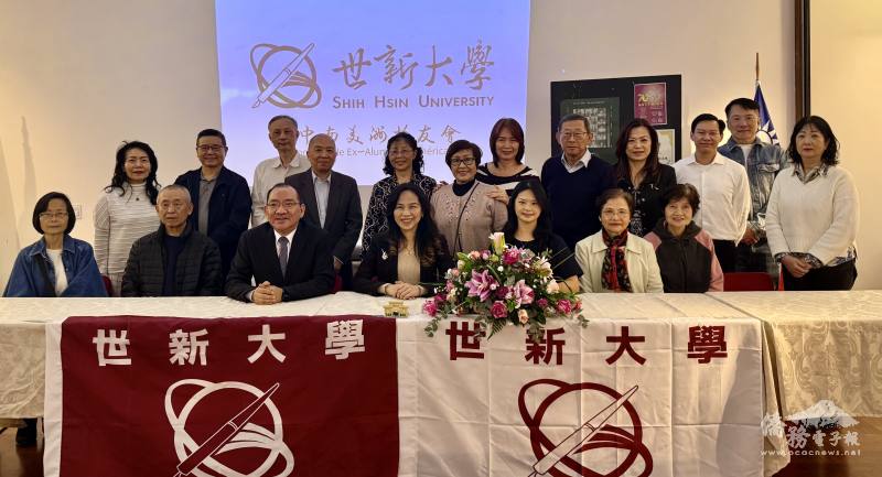 出席貴賓和校友一起合照