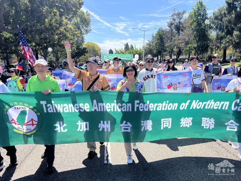 北加州台灣同鄉聯合會會長黃桂華率領約300位鄉親組成大型隊伍