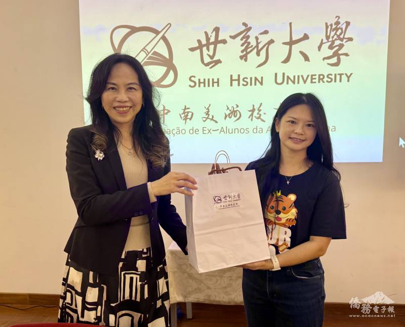 中南美洲世新大學校友會首任會長謝如欣（右）代表世新大學致贈禮品給駐聖保羅辦事處處長朱怡靜（左）