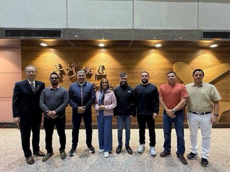 巴拿馬跨黨派國會議員訪問團一行7人訪台，外交部拉美司副司長盧朝睿（左1）6日赴機場接機。（外交部提供）