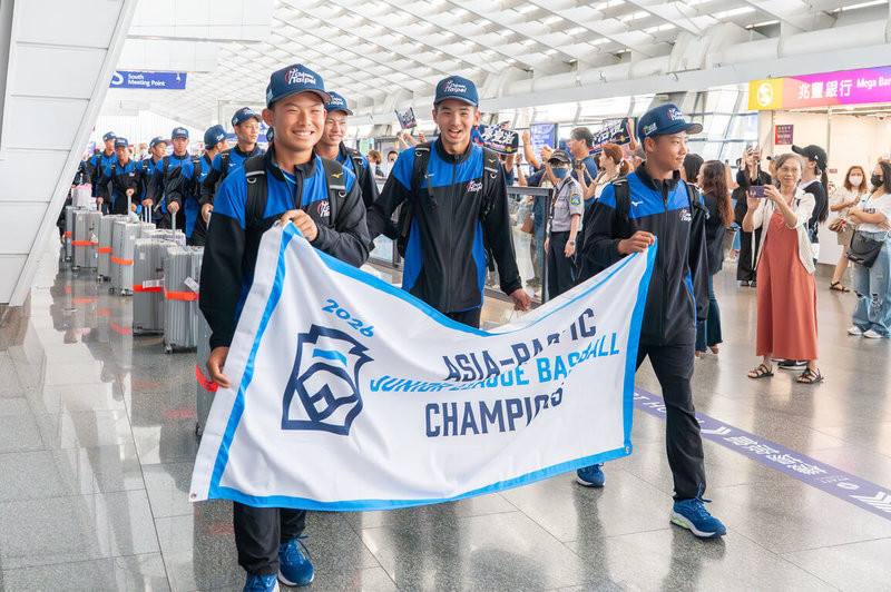 桃園市立新明國中棒球隊參加2026年世界少棒聯盟亞太區次青少棒錦標賽，以5戰全勝奪冠取得代表權，球隊5日下午返抵國門。（桃園市政府新聞處提供）