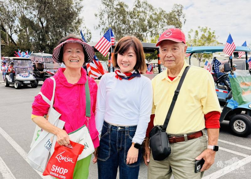 橙縣文教中心主任蕭蓓如（圖中）與前僑務委員林益顯（右一）、僑務顧問潘美弘（左一）合照。