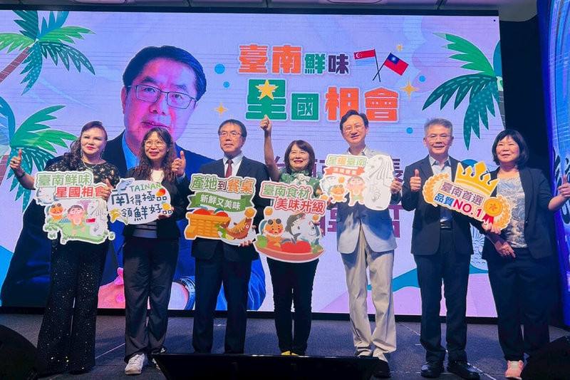 台南市長黃偉哲（左3）5日到新加坡參與新加坡返老還童氣功協會舉辦的聯誼餐會，行銷在餐會菜色中使用的多項台南農產品。（台南市政府提供）