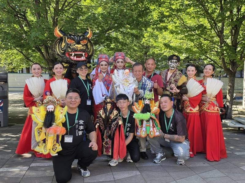 金宇園掌中劇團、新藝芳歌劇團及妙璇舞蹈團在台加藝文節演出，展示台灣傳統文化，大獲好評