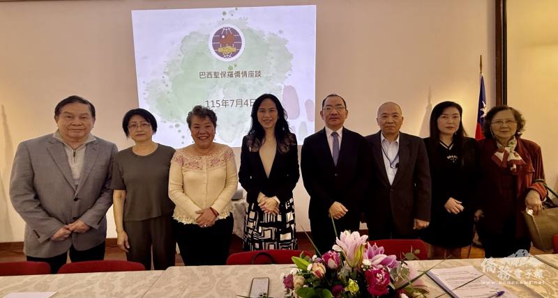 左起巴西客家活動中心主任委員張永西、FASCA諮詢導師羅蘭芳、中華會館理事長斯碧瑤、朱怡靜、尤正才、巴西中文教學協會會長林志孟、FASCA諮詢導師林奕君、臺灣同鄉會秘書長陳娟娟分別說明下半年僑社工作