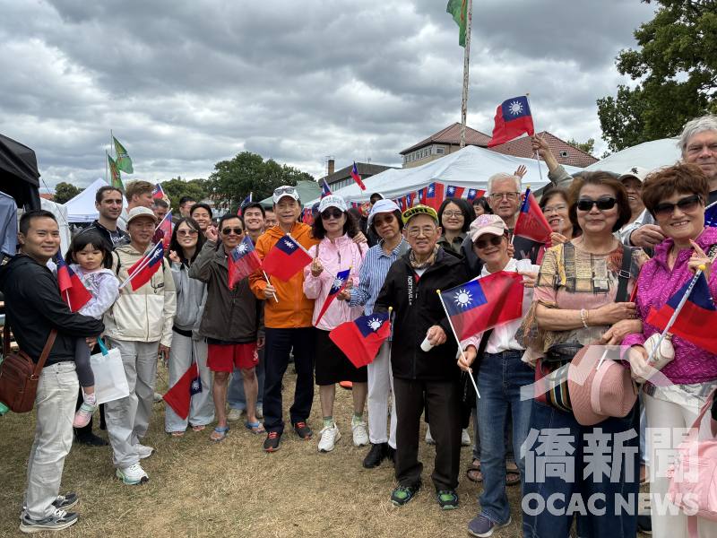 由谷瑞生夫婦（中）帶領將近百人的僑胞應援團，僑胞手持國旗開心地為台灣龍隊加油。