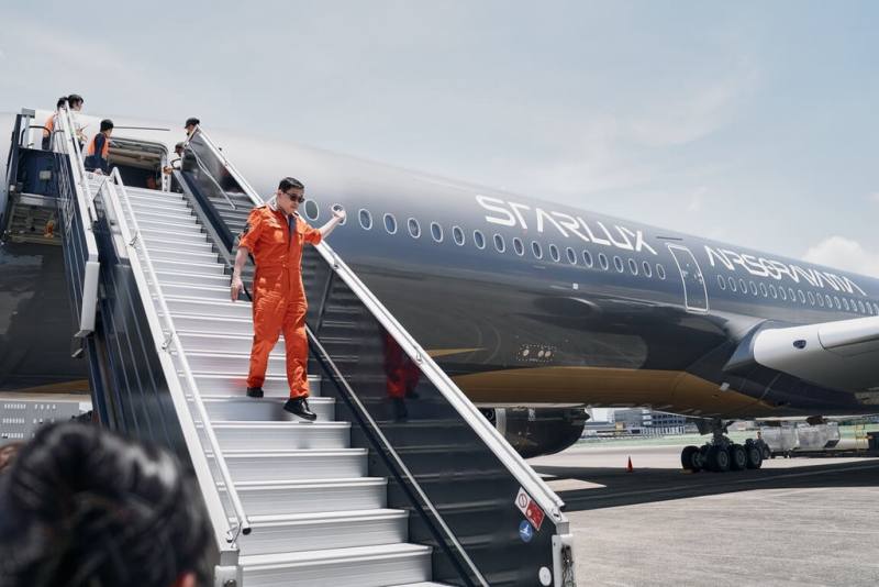 星宇航空首架特別塗裝機「空山銀」由董事長張國煒（前）親自駕機返台，班機於台灣時間5日上午11時38分抵達桃園國際機場。（星宇航空公司提供）