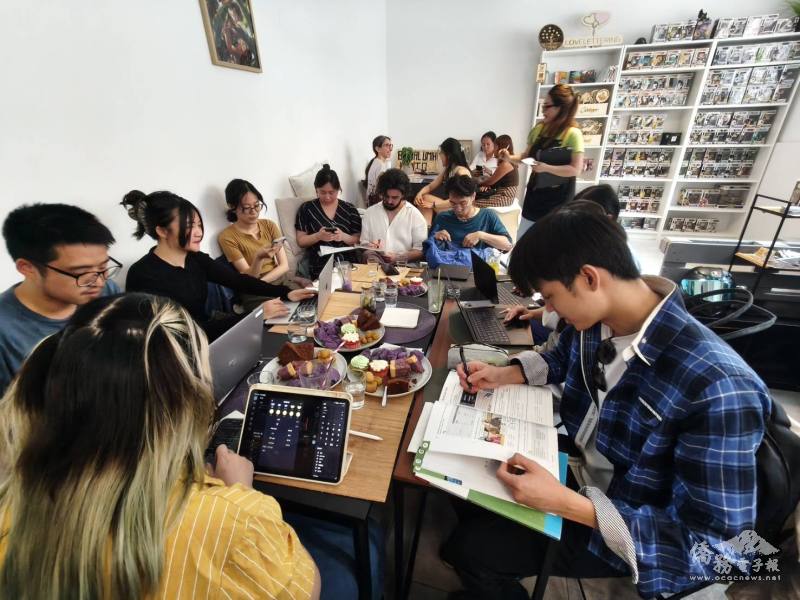 參與者攜帶筆電及工作資料，各自專注處理工作、學習及生活待辦事項，在輕鬆自在的氛圍中共同完成目標
