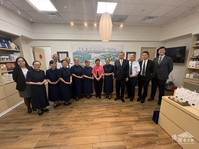 僑務委員會委員長徐佳青(中)、慈濟基金會美國芝加哥分會執行長謝重輔(右3)、副執行長蔡雅美(右5)及慈濟志工團合影