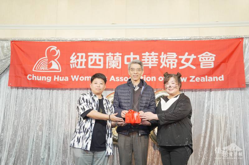 由駐奧克蘭辦事處處長林晨富(中)監交，紐西蘭中華婦女會順利由第16屆會長劉千瑋(左)交棒給第17屆會長許文旖(右)