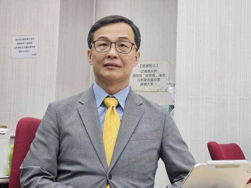 中聯「大豆沙拉油」致癌物苯駢芘超標，衛生福利部食品藥物管理署5日公布257家問題油品受害業者，7日傍晚將公開產品名單，食藥署長姜至剛（圖）親上火線說明最新進度