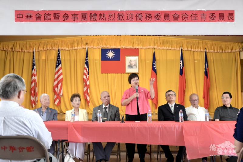 徐佳青主持座談交流